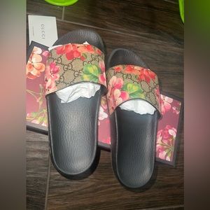 GG BLOOMS SUPREME FLORAL SLIDE SANDAL